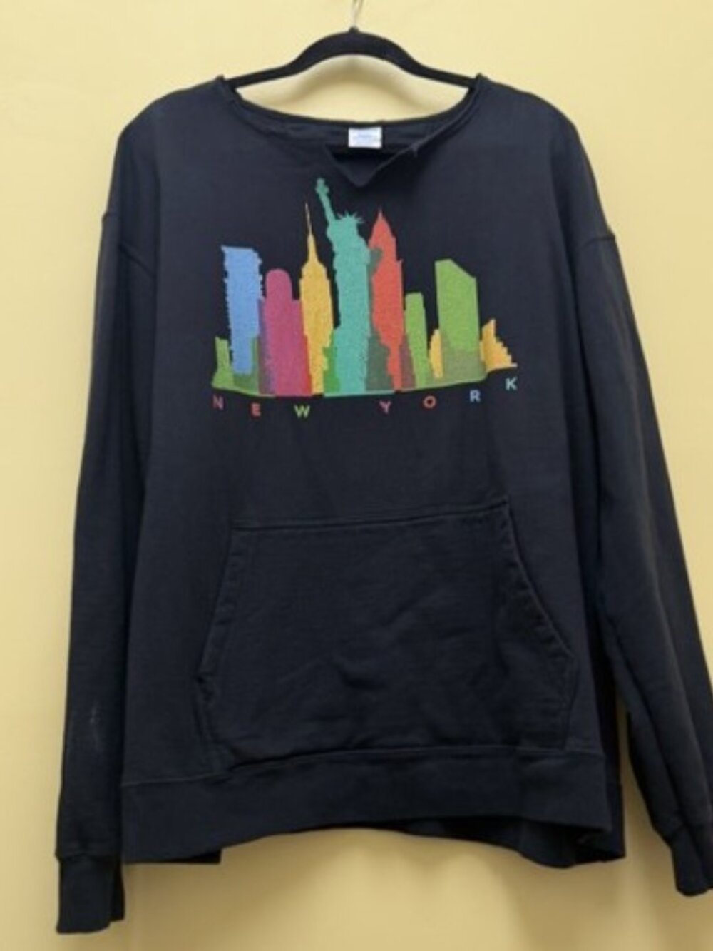 Port Company New York Skyline Black Sweatshirt 2XL with V-cut neckline & Pocket - Picture 1 of 7